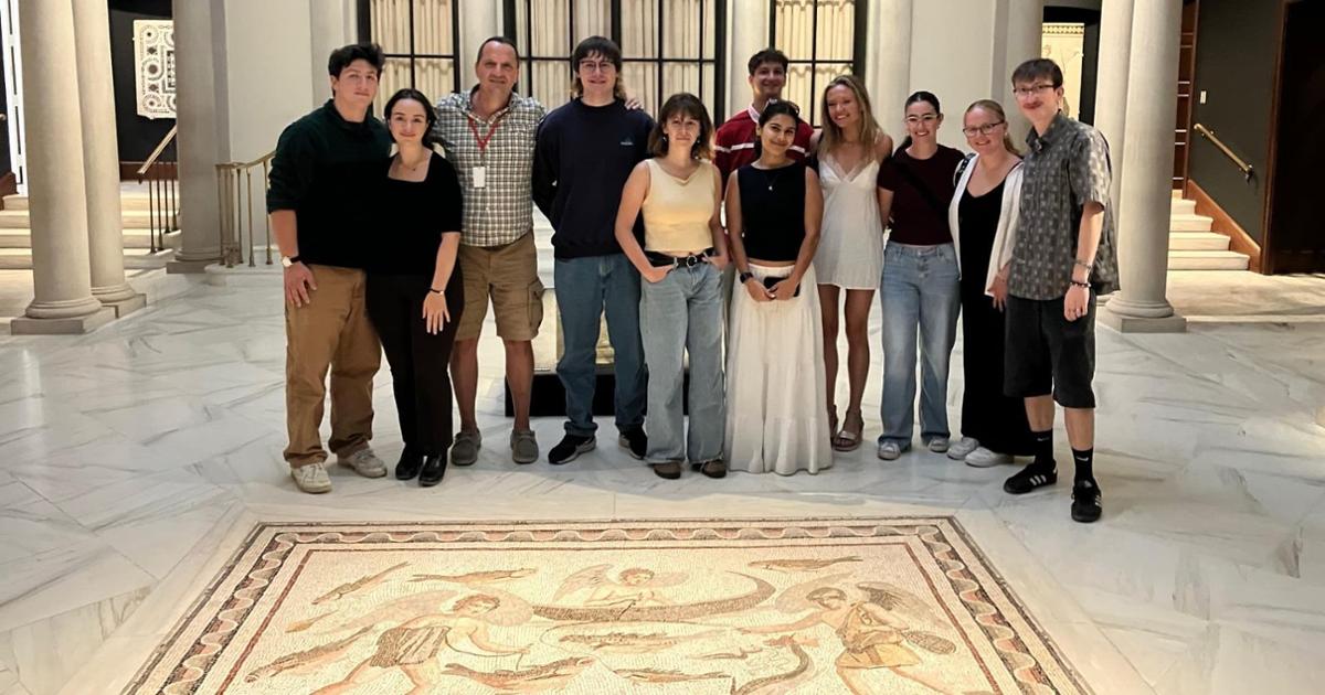 Student tour with Byzantine artifacts