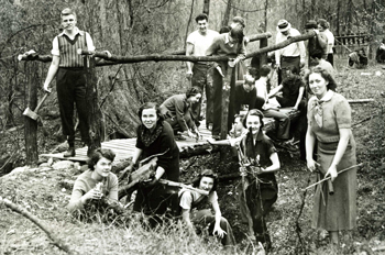 AU students build a pedestrian bridge