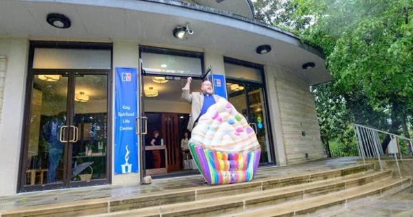 Rev. Eric Doolittle drums up support for cupcakes for Tea Tuesday. Photo by Jeff Watts.