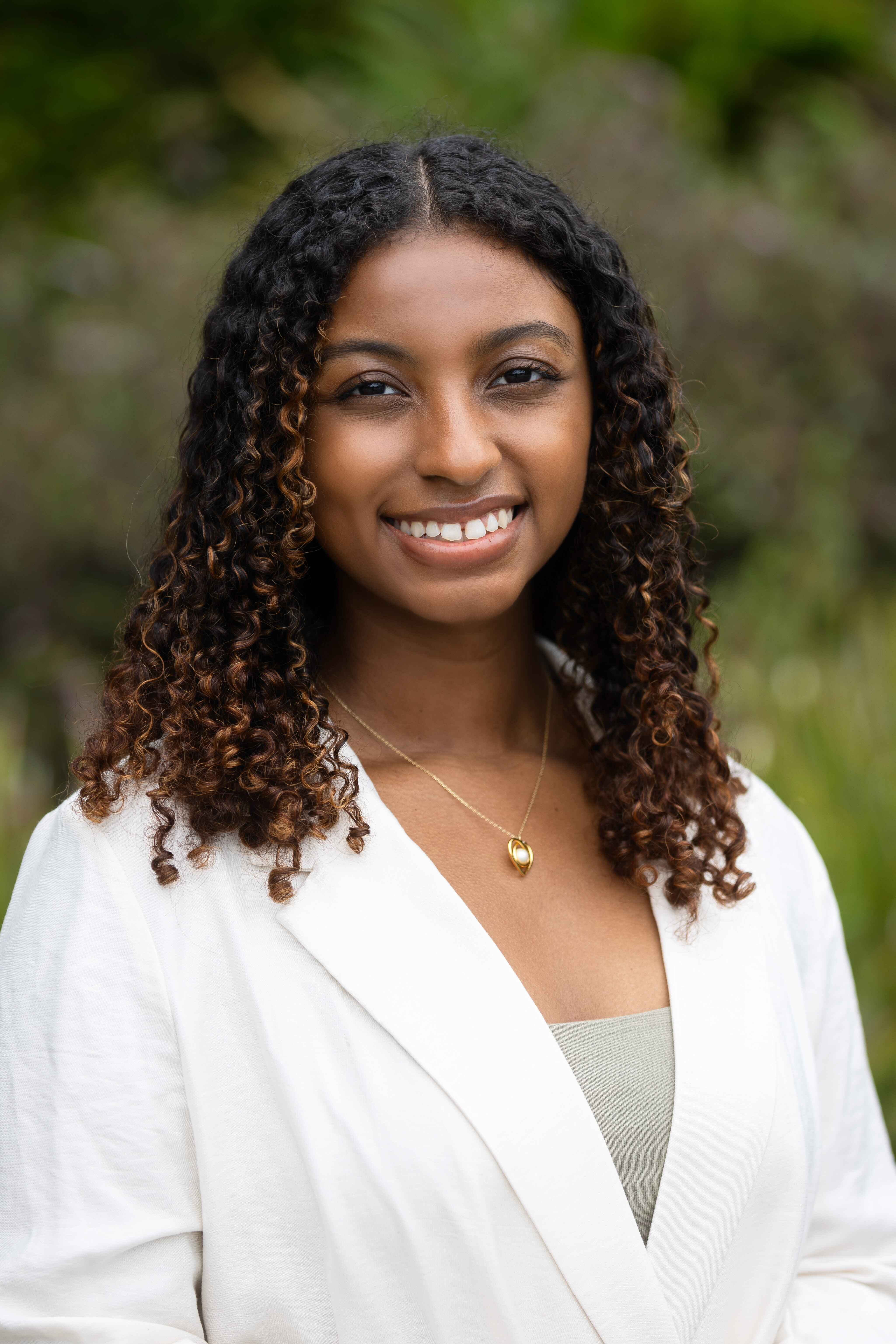 Headshot of Isabella Long